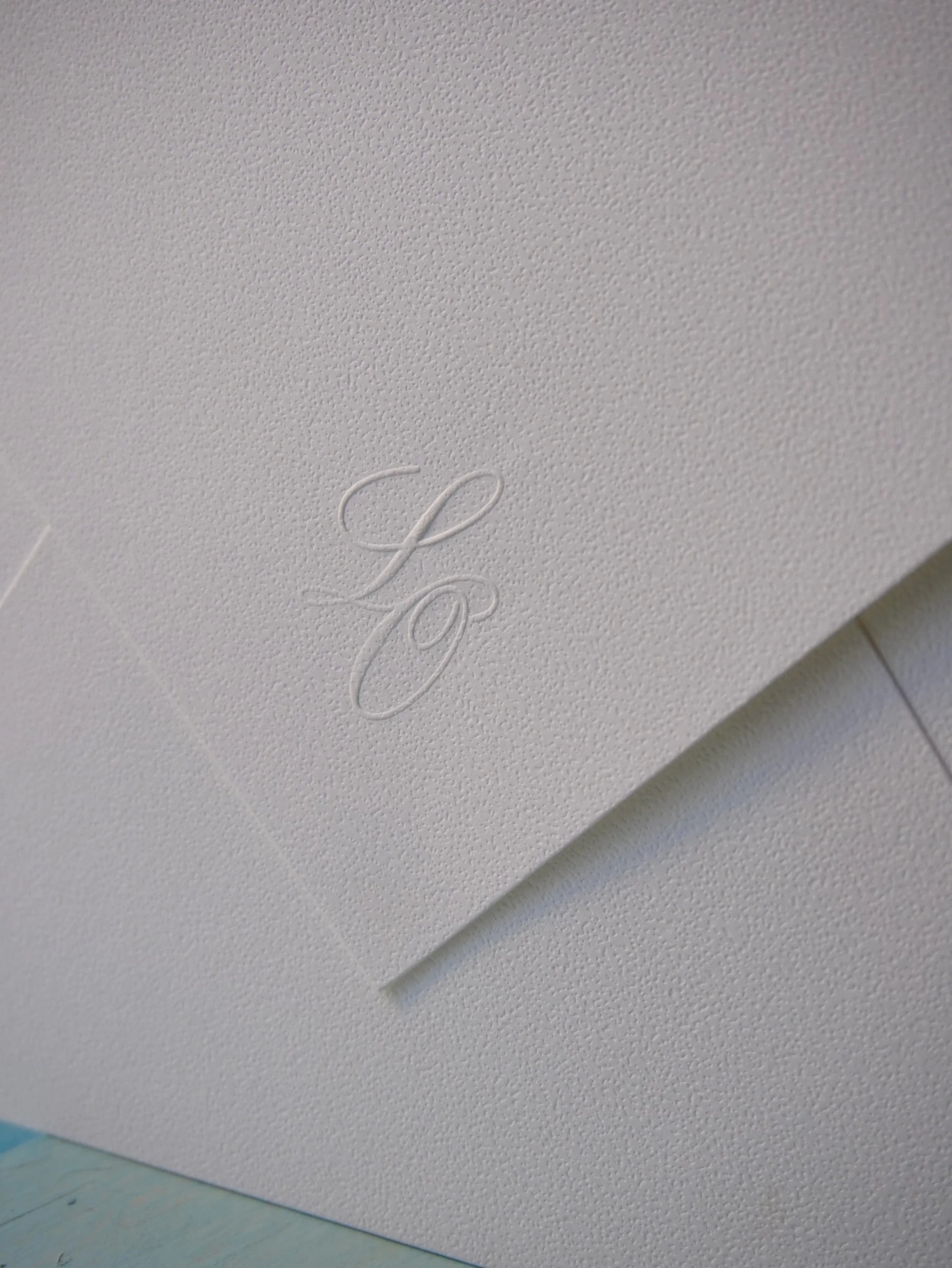 Convite de casamento de Monograma em relevo seco — Atelier do Convite